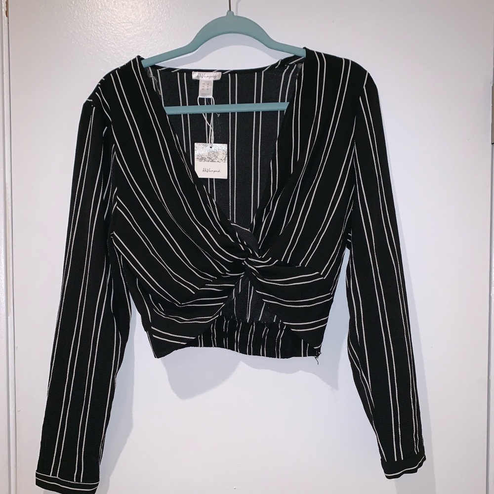 Cropped knotted shirt